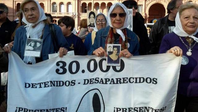 La policía macrista intentó prohibir la marcha de las Madres de Plaza de Mayo La policía macrista intentó prohibir la marcha de las Madres de Plaza de Mayo