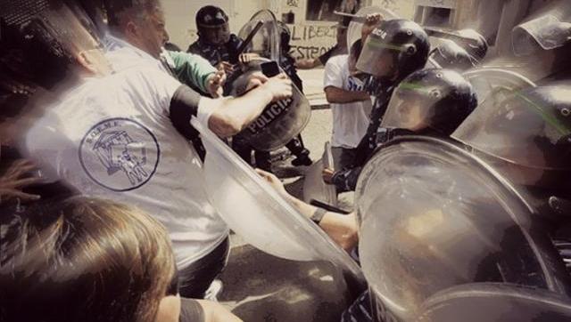 Felíz día: violenta represión a trabajadoras de la educación en La Plata