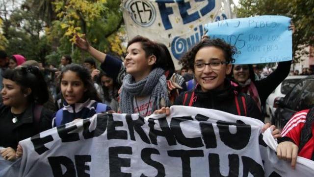Multitudinaria marcha de estudiantes contra la “provocación” de Vidal