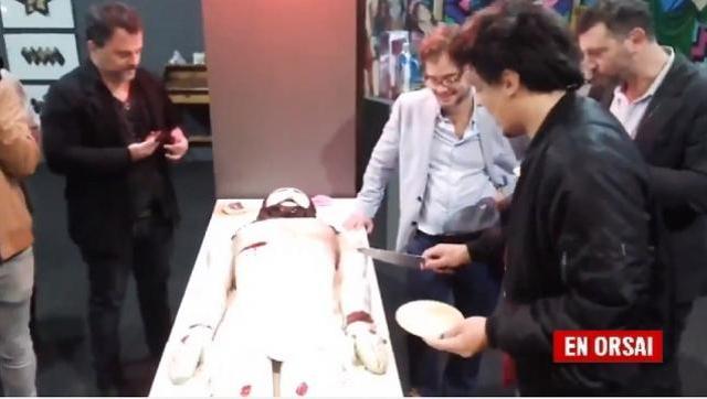 Insólito| Se comió una torta con la forma de cristo y le llovieron las críticas