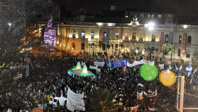 Protestaron contra las políticas delasotistas
