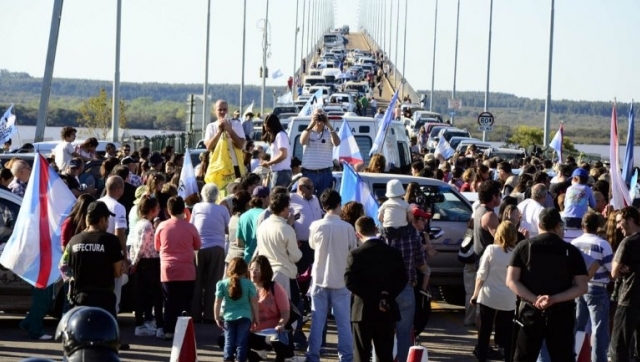 Uruguay usó la fuerza para no dejar entrar la marcha ambientalista 