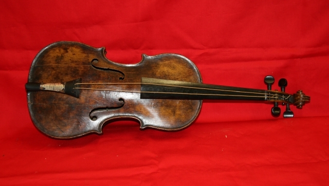 Pagan por el violín del Titanic más de un millón de dólares