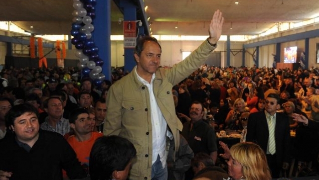 Scioli pisó Tigre y dijo que los barrios “están olvidados” Scioli pisó Tigre y dijo que los barrios “están olvidados”