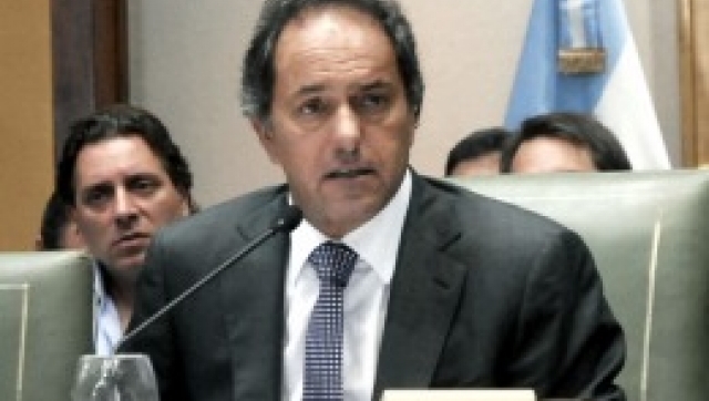 Scioli cruzó a Massa: “No se trata de derribar aviones”