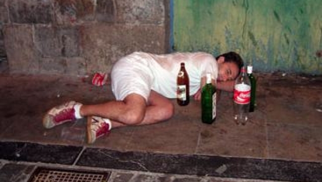 Borrachos para limpiar calles y les pagan con cerveza 