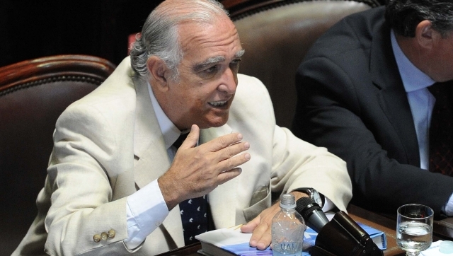 Gil Lavedra, más cerca de las ONG que de su labor en la UCR