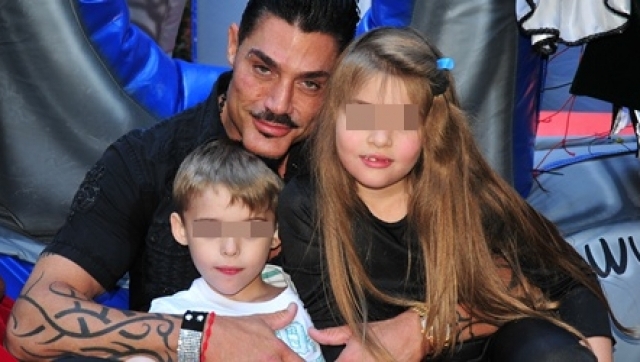 Le 'alquiló' el vientre a Fort y ahora reclamaría por sus hijos