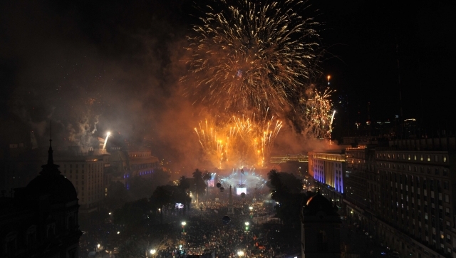 Una multitud en Plaza de Mayo por los 30 años de la democracia