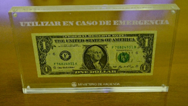 Colonizado: Grindetti regaló dólares como souvenir