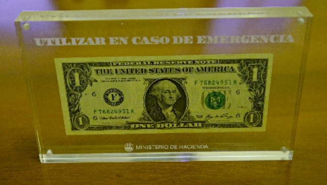 Colonizado: Grindetti regaló dólares como souvenir
