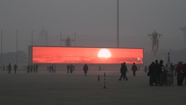 El smog causado por la contaminación en Pekín ha llegado a nublar la ciudad hasta el punto que han instalado pantallas de televisión gigantes en plazas que reproducen amaneceres virtuales.