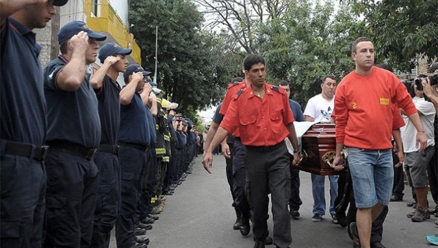 Conmovedora despedida al bombero muerto en Barracas