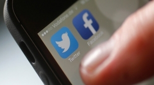 Twitter le gan&oacute; la pulseada a Facebook entre los j&oacute;venes