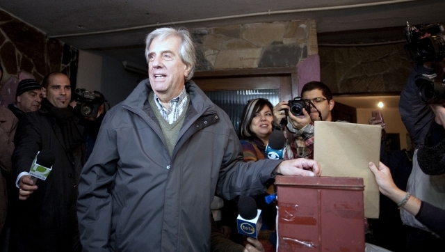 El ex presidente Tabaré Vázquez (74 años) votó a las ocho de la mañana en punto en el barrio La Teja.