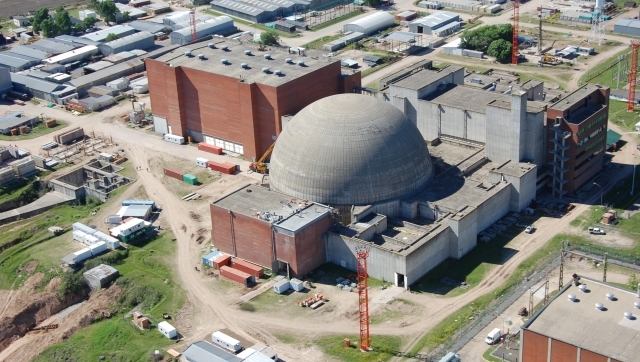 Atucha II estuvo paralizada durante doce años. La actual administración decidió reimpulsarla con tecnología nacional. La Argentina es líder regional en energía nuclear.