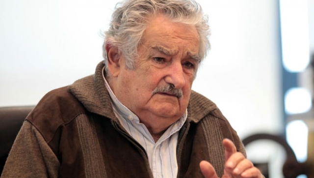 Como Cristina, Mujica dijo que los buitres vienen por petróleo 