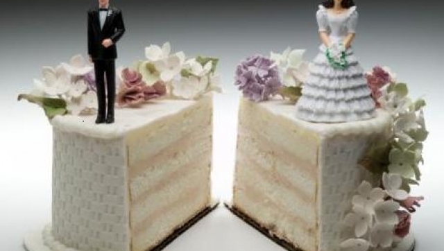 Se enteró que lo engañaba y se divorció en el casamiento