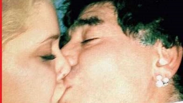 Ni Rocío ni Verónica: Maradona a los besos con otra rubia