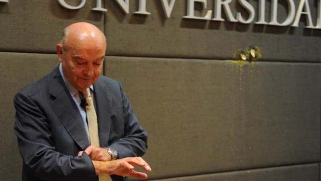 Clarín critica al Gobierno por los buitres y defiende a Cavallo