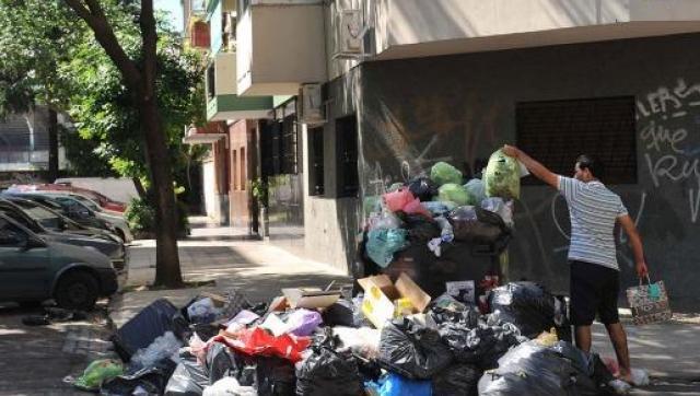 Vecinos furiosos contra Macri por la falta de recolección de residuos y el olor a basura