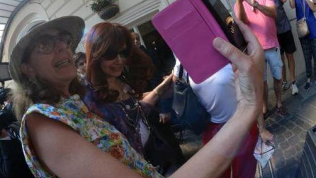 Con una lluvia de afecto se encontró la presidenta Cristina Fernández al llegar a Roma