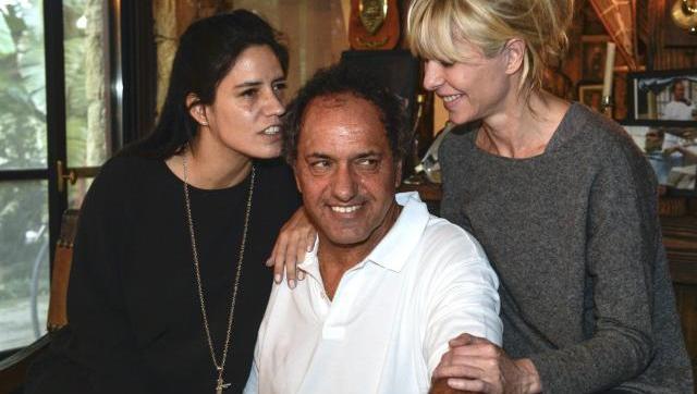 Scioli, tras emitir su voto, espera los resultados junto a Karina Rabolini y su hija Lorena