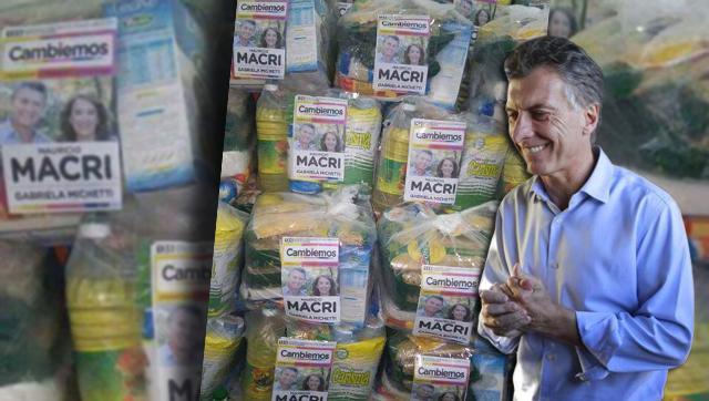 Denuncian el reparto de bolsones de comida con la boleta de Macri