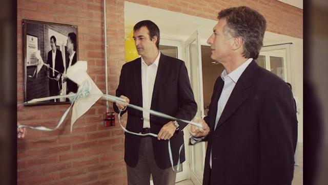 Esteban Bullrich y Mauricio Macri posando para la foto de una obra que nunca se finalizó.