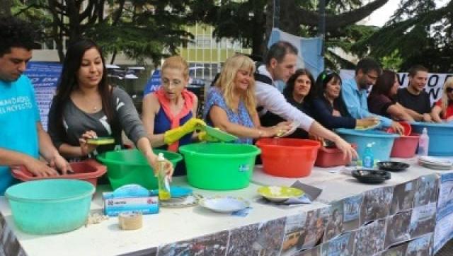 Científicos de Mar del Plata también lavaron los platos y criticaron a Macri.