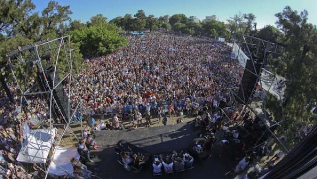 Miles de personas coparon Parque Saavedra para ver 6,7,8 después que lo sacaran del aire