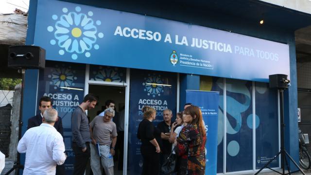 Despidos y vaciamiento de los centros gratuitos de asesoramiento judicial 