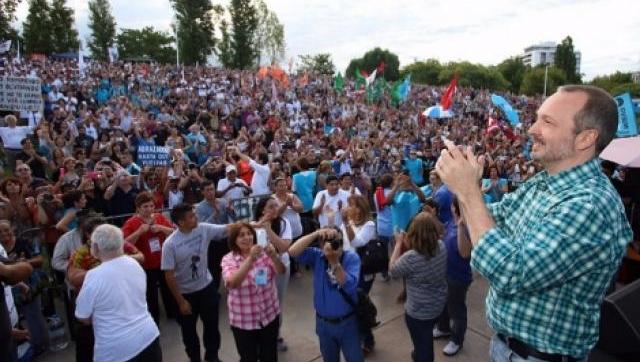 Sabbatella juntó a más de 10 mil personas en otra Plaza del Pueblo en Mendoza