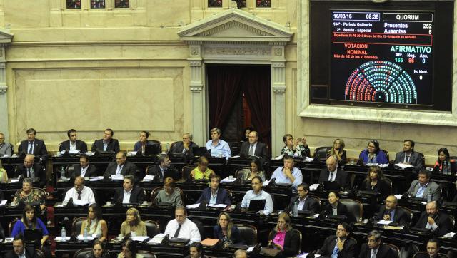 Solá, Daer y Moyano se levantaron y no votaron el proyecto Buitre de Cambiemos