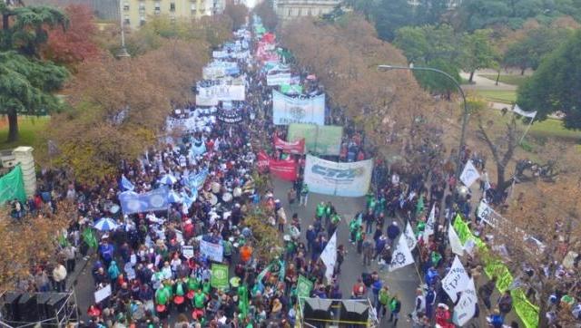 Multitudinaria marcha contra el ajuste de Vidal y Macri