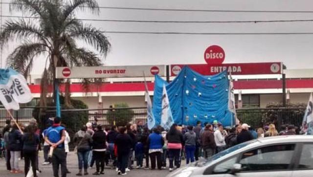 Manifestantes pidieron comida en supermercados y le reclaman a Vidal