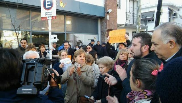 En Castelar, los vecinos se plantaron contra las subas en el gas y reclamaron respuestas políticas