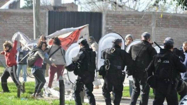 Uniformados reprimieron una marcha en contra de Macri en Mar del Plata