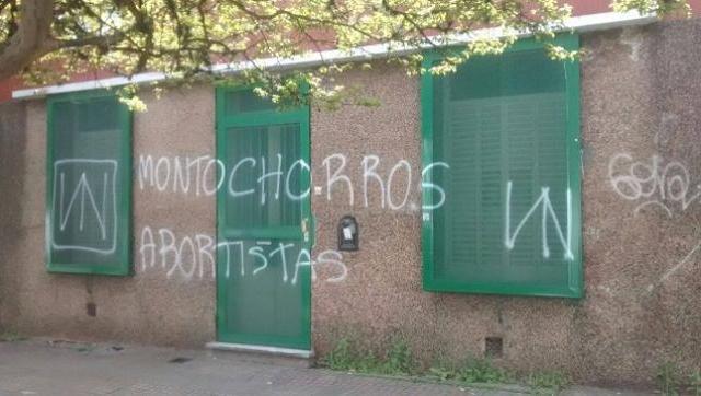 Grupo de extrema derecha “Vanguardia Nacionalista” vandaliza local Kirchnerista en La Plata