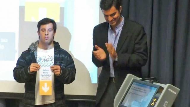 Urtubey utilizó a un joven con síndrome de Down para mostrar la 