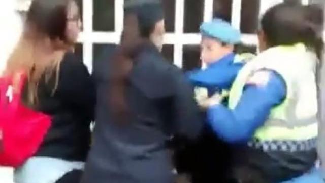 Violenta detención de una joven durante la marcha #NiUnaMenos en San Nicolás