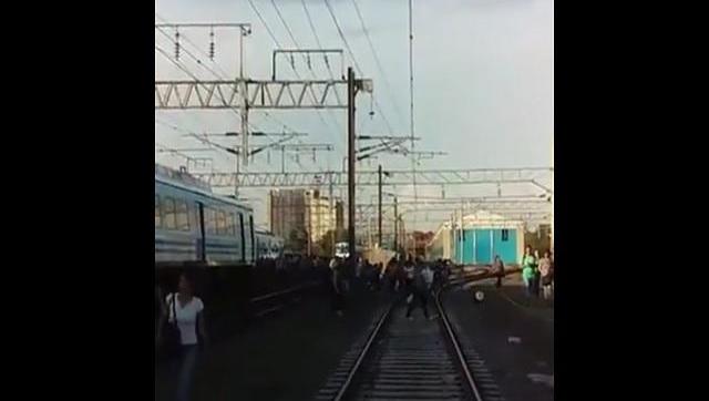 Video: Otra vez bajaron a usuarios del Tren Roca y los dejaron en la vía  