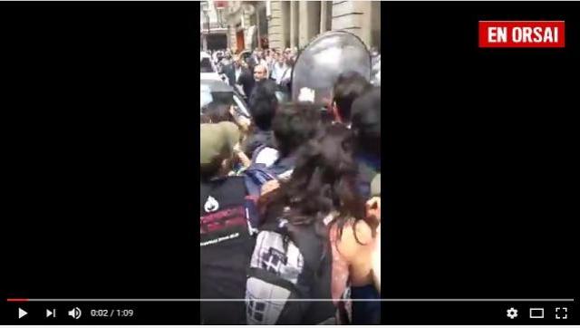 Reprimen una protesta contra la demolición del Hospital de Clínicas 