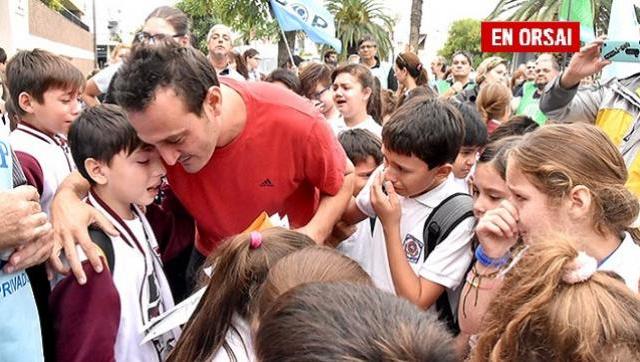 Entre lágrimas, estudiantes despidieron a docente echado por hacer paro