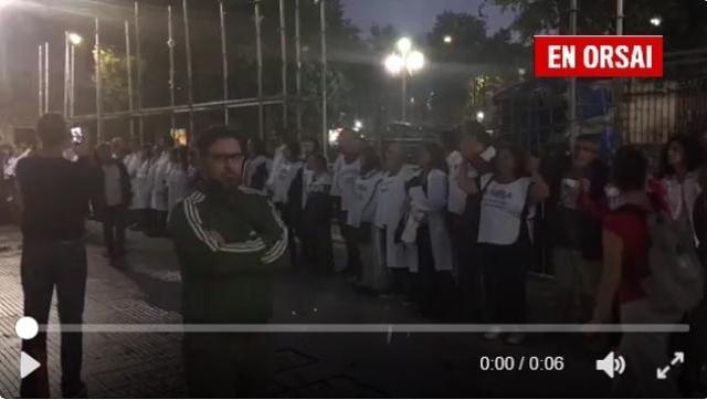 Docentes intentan instalar una Carpa Blanca en Congreso y la policía se lo impide