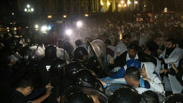 La Policía reprimió a los docentes que intentaban instalar una carpa frente al Congreso