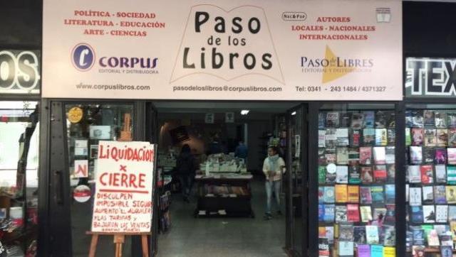 La librería Paso de los Libros cierra sus puertas y se lo agradece a Macri con un cartel