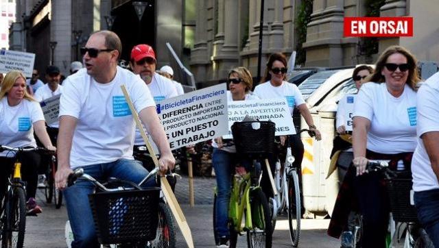 Los empresarios en bicicleta protestaron por el industricidio de Macri
