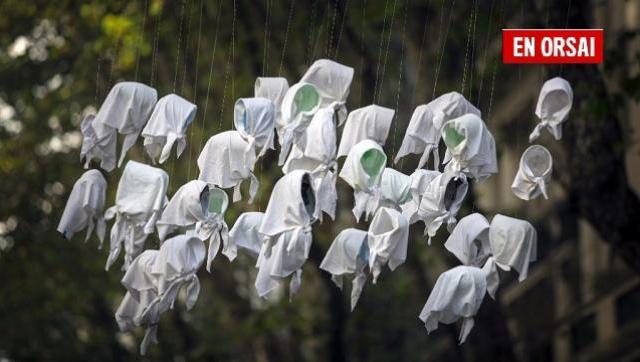 Instalación artística de pañuelos blancos alusiva a las Madres y Abuelas de Plaza de Mayo. Xinhua/ Martín Zabala