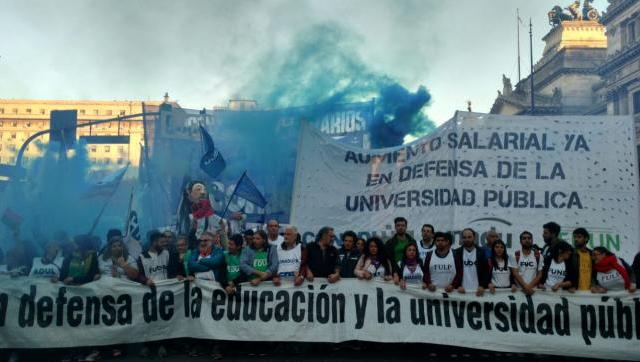 Masiva marcha contra el ajuste en la universidad